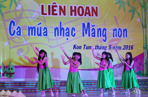 Liên hoan ca múa nhạc Măng non với sự tham gia của đông đảo các em học sinh